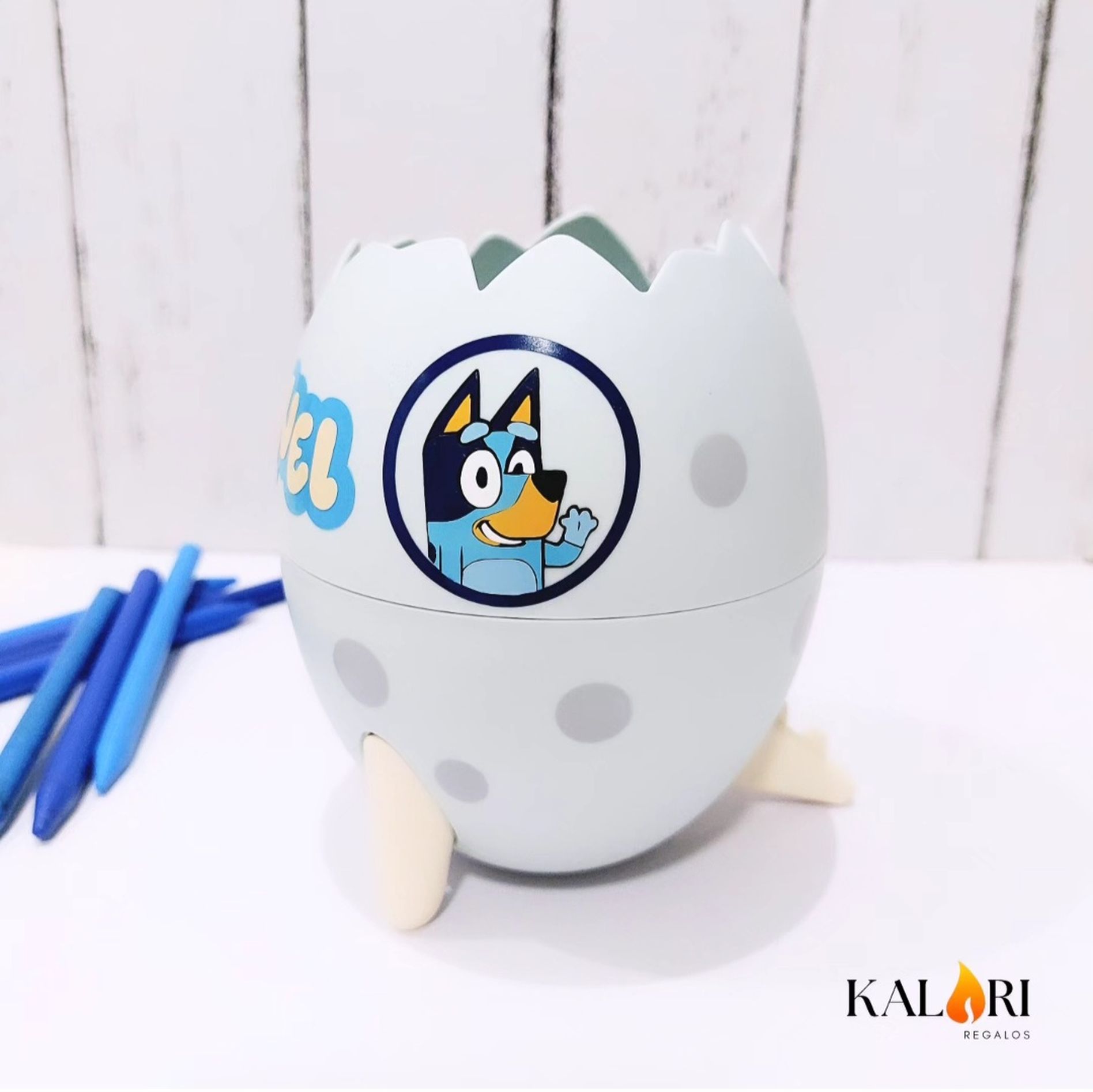 Bluey. Portalápices / Soporte Huevo Dinosaurio - Imagen 6