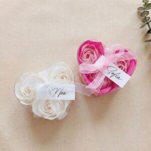Cajita con forma de corazón con rosas de jabón personalizada para invitados