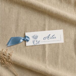 Marcasitios o tarjeta de lugar para bodas y eventos, modelo Delicadeza Azul, con fondo blanco y estillo romántico