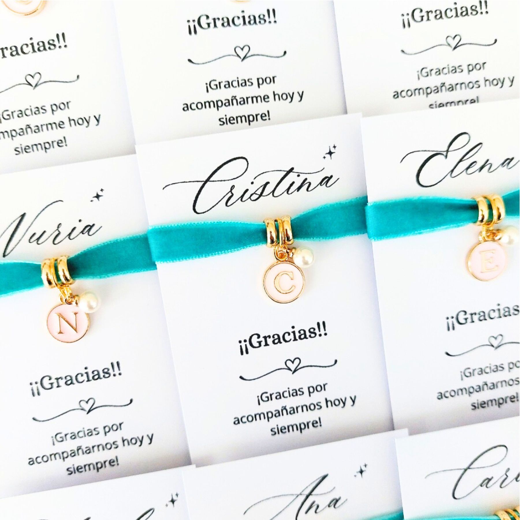 Pulseras de terciopelo para invitadas de bodas y eventos