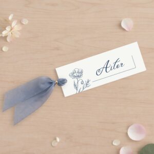 Tarjeta de asiento o lugar para bodas y eventos, modelo Delicadeza Azul, con fondo blanco