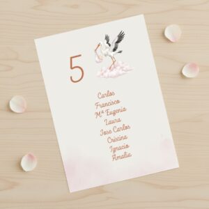 tarjeta de seating plan para bautizo con fondo blanco y cigüeña