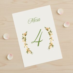 Número de mesa comunión niña, estilo delicado, modelo Camila con fondo blanco