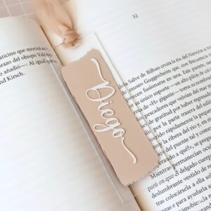 Marcapáginas personalizado con nombre color café