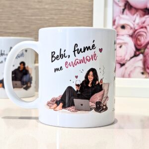 Taza ilustrada divertida modelo Bebí, fumé, me enamoré