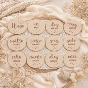 Set de placas cumplemeses de madera personalizadas con nombre de bebé en tonos suaves