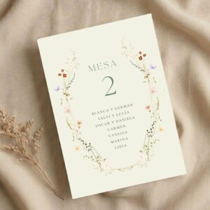 Seating plan modelo Floral con fondo beige para bodas y otros eventos especiales